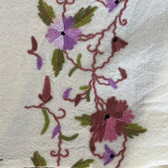 VTG EMBROIDERED WOOL SHAWL • 26” x 68 - Picture 4 of 7